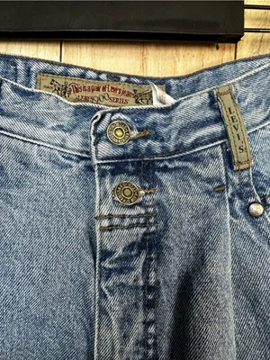 Women’s Levi's 900 Series Vintage High-Waist Blue Denim Shorts thumbnail 3
