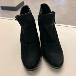 Boots Chic Black Ankle Boots with Zipper Baretraps Posture 7 M suede thumbnail 8