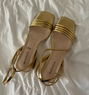 gold shoes Size 9 thumbnail 2