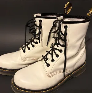 Boots Dr. Martens 1460 Women’s Smooth Leather Lace-Up White thumbnail 1