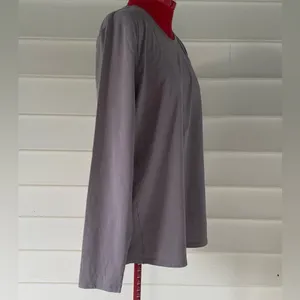 lululemon athletica Gray Long Sleeve Top Sz 12 thumbnail 4