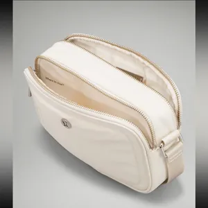 Lululemon NWT Crossbody Camera Bag 2L Canvas / WHITE OPAL thumbnail 4