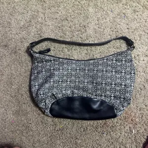 First Issue Liz‎ Claiborne Black White Geometric Damask Hobo Shoulder Bag Pocket thumbnail 3
