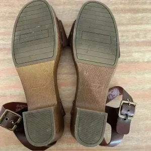 American Eagle 9.5 Women Brown Faux Wood Ankle Strap Clog Heel‎ Platform Sandals thumbnail 4