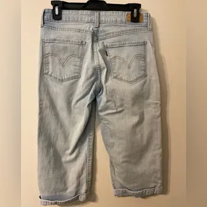 Womens Levi’s Light Wash Cropped‎ Denim Jean Capris Size 6 thumbnail 2