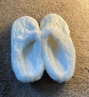 White Slippers Size 9.5 thumbnail 1