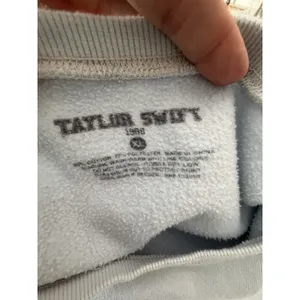 Taylor Swift 1989 Blue Official Concert Band Crewneck XL Sweatshirt #K8-1 thumbnail 2
