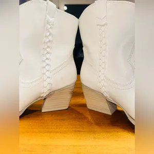 Dolce Vita Koolson White Western Ankle Booties Pointed Toe Leather Stacked heel thumbnail 9