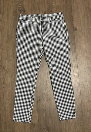 Old Navy Pixie Pants Ankle thumbnail 1