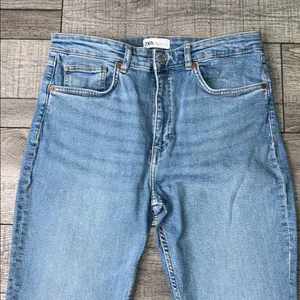 Zara High Rise Straight Leg Light Blue Wash Raw Distressed Hem Jeans thumbnail 2