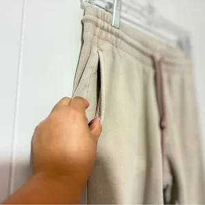 TNA Aritzia Cozy Fleece Boyfriend Sweatpants XS Tan Khaki Joggers thumbnail 2