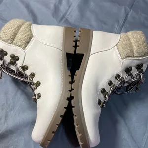 Cliffs by WHITE MOUNTAIN Cream Lace Up Boots with Rugged Sole size 8 thumbnail 3