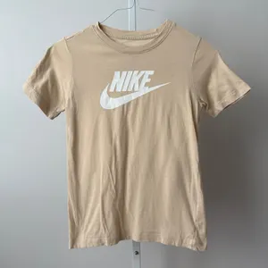 Nike sz M Tan T-Shirt Graphic‎ Logo Swoosh Sportswear Tee Casual Sporty thumbnail 1