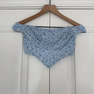 Princess Polly Jackson Blue Floral NWT 4 Off the Shoulder crop top Handkerchief thumbnail 2