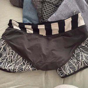 Lululemon Speed Up Shorts 3” Inseam Black White Palm Leaves Size 4 Shorts thumbnail 9