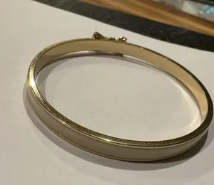 Kate Spade Signed Bangle Bracelet Bow Tie Creamy White / Gold Tone - 7 3/4 Inch thumbnail 3