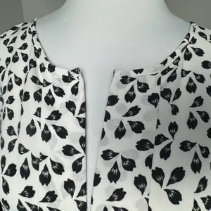 Ann Taylor Top Sz S White Black Print Split Neck Pleated Sleeveless Lightweight thumbnail 4
