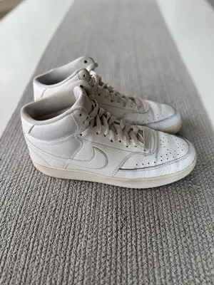 Nike White High Top Basketball Shoes Women’s Size 8.5 thumbnail 2