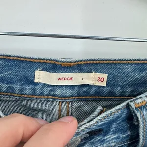 Levi's Wedgie Women's Raw Hem Tapered‎ Ankle Jeans Blue Denim Acid Wash Size 30 thumbnail 7