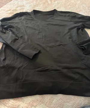 Lulu lemon 🍋 Black swiftly top a wider fit. thumbnail 1