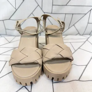 Madden Girl Platform Sandals Size 9 Tan Woven Lug Sole Block Heel Buckle‎ Strap thumbnail 5