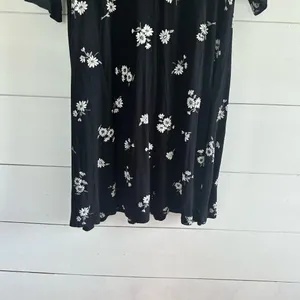 Old Navy Women’s Medium Black Floral Dress thumbnail 5