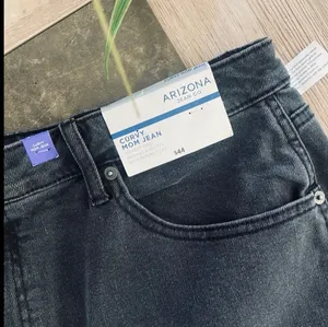 Arizona curve Juniors Womens Highest Rise Mom Jean thumbnail 3