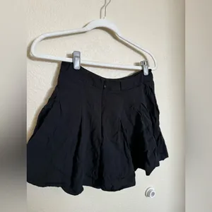 Aritzia Sunday Best Pleated Shorts Sz 6‎ in Black Flowy Skort thumbnail 4