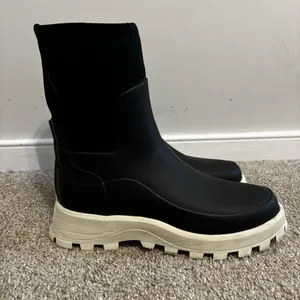 Hunter Women’s City Explorer Short Rain Boots, Black/Shaded White Size 9 thumbnail 1
