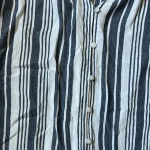 Liz Claiborne Flutter Sleeve White and Blue Blouse thumbnail 4