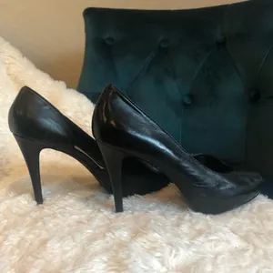 Black Leather Cut Out Peep Toe Pumps thumbnail 6