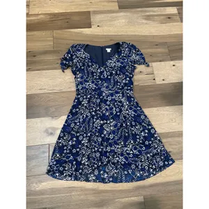 J.Crew Dress Size 6 Chiffon Black White Blue Floral V‑Neck Short Sleeve Flowy thumbnail 5