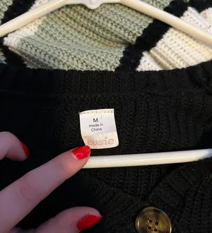 black sweater Size M thumbnail 3