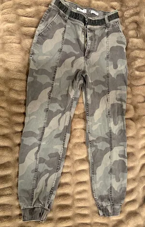 Hollister Camo Pants High-Rise Jogger medium thumbnail 1