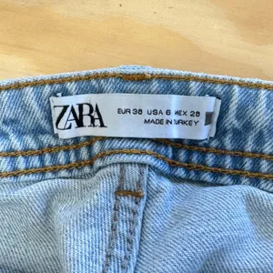 Zara High Rise Straight Leg Jeans Light Wash Split Raw‎ Hem Button Fly Size 6 thumbnail 7