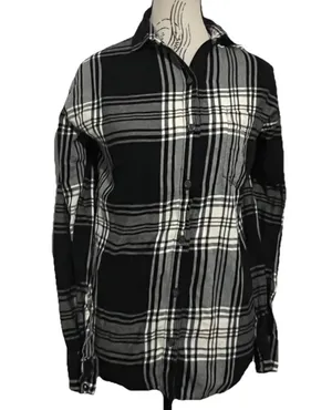 Old Navy The Boyfriend Flannel Shirt Womens Small Plaid Black White Long Sleeve thumbnail 3