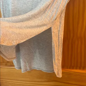 Francesca's Size Medium Grey Casual T thumbnail 6
