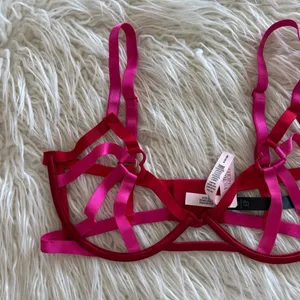 Victoria’s Secret Very Sexy Heartware Open-Cup Strappy Demi Bra Lipstick M-DD thumbnail 3