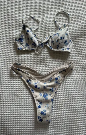 Hollister Bikini Set thumbnail 1