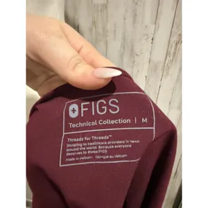 Figs Women's Casma V-Neck Scrub Top Burgundy‎ Medium Short Sleeve Workwear thumbnail 6