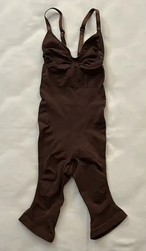SKIMS (B20) Sculpting Seamless Mid-Thigh NWOT Bodysuit M thumbnail 1