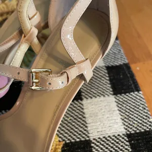 Michael Kors sandals tan patent leather thumbnail 4