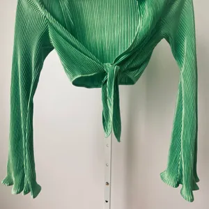 Green Pleated sz S Tie Front Crop Top Long Sleeve Bell Sleeve Shirt‎ Y2K thumbnail 3