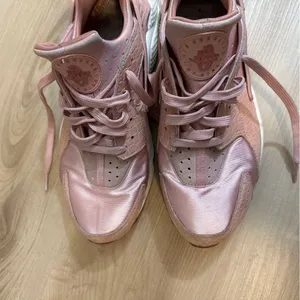 Nike Air Huarache Run Womens 11.5 Rose Gold Satin‎ Snake 683818-601 Sneakers thumbnail 4