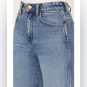Wrangler Women’s High Rise Relaxed Mom Jeans. Medium Wash. Size 27. thumbnail 2