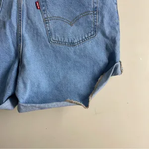 Levi’s 80s Mom Shorts High Rise Cuffed Denim Light Wash Size 32 thumbnail 10