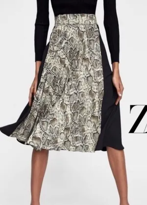 Zara BASIC NWT TRENDY NWT BLACK/front snake print pleated midi skirt S thumbnail 1