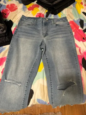 Ripped Jeans thumbnail 1