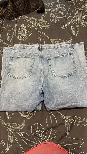Old Navy light wash mom jeans thumbnail 3