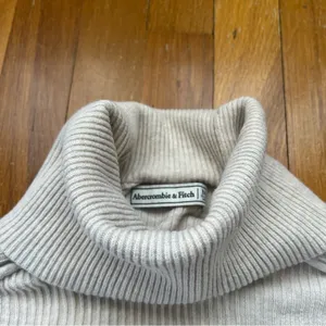 Abercrombie and Fitch sweater size M thumbnail 3
